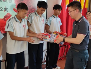 上海市嘉定区关工委向云南省武定民族中学捐赠图书