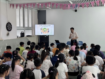 徐汇区“光启晚晴”五老报告团走进爱心暑托班开展系列宣讲活动