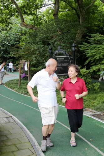 Y06-朱铮 《健走人生》 满必鸿夫妇，坚持晨练.JPG