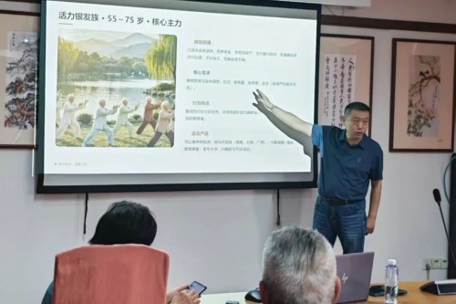 2银发集市.jpg