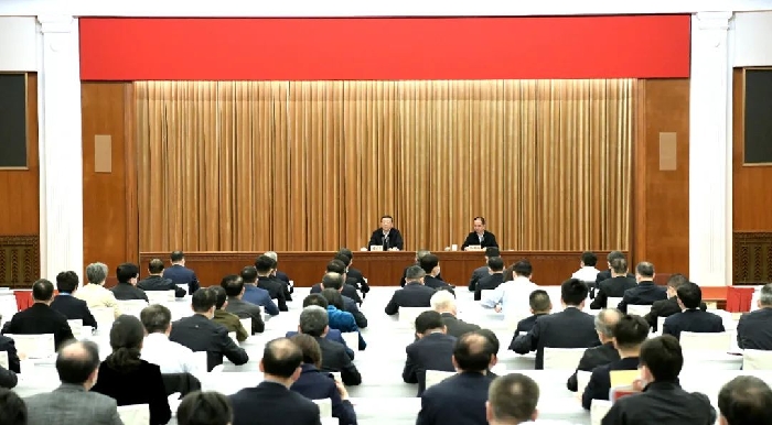 学习贯彻习近平总书记关于调查研究的重要论述，市委中心组学习会与读书班相结合开展集中理论学习