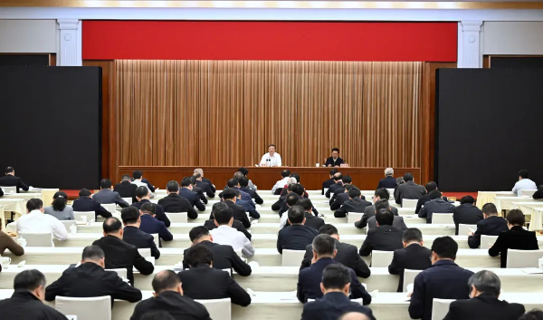 事关深入贯彻中央八项规定精神学习教育，市委中心组学习会听取专题辅导报告