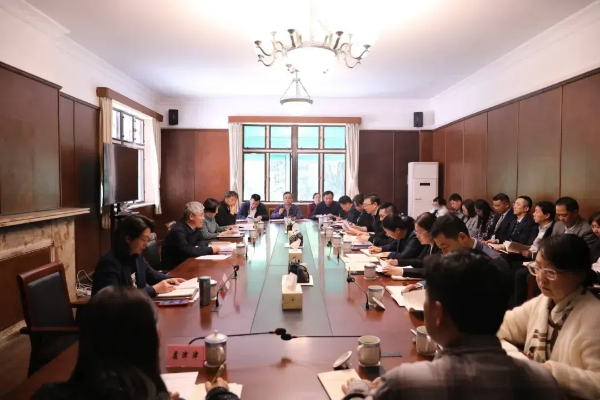 市委老干部局组织深入贯彻中央八项规定精神学习教育第一期读书班暨理论学习中心组（扩大）会议